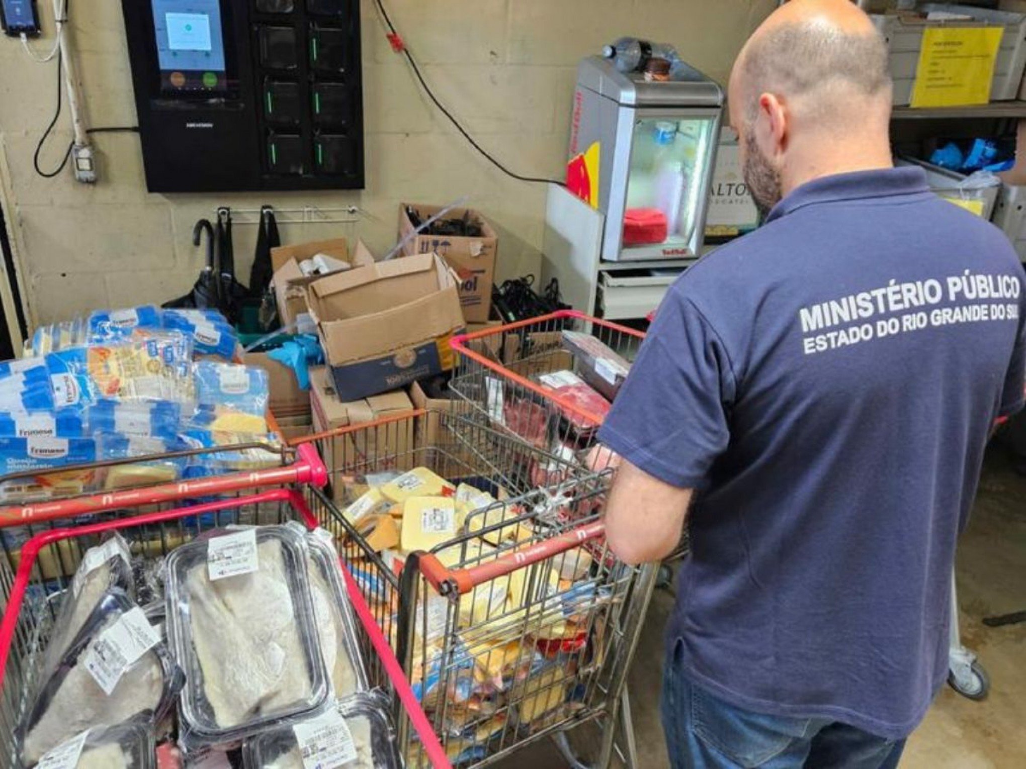 Mais de 600 quilos de alimentos impróprios para consumo foram apreendidos em supermercados de Torres | abc+