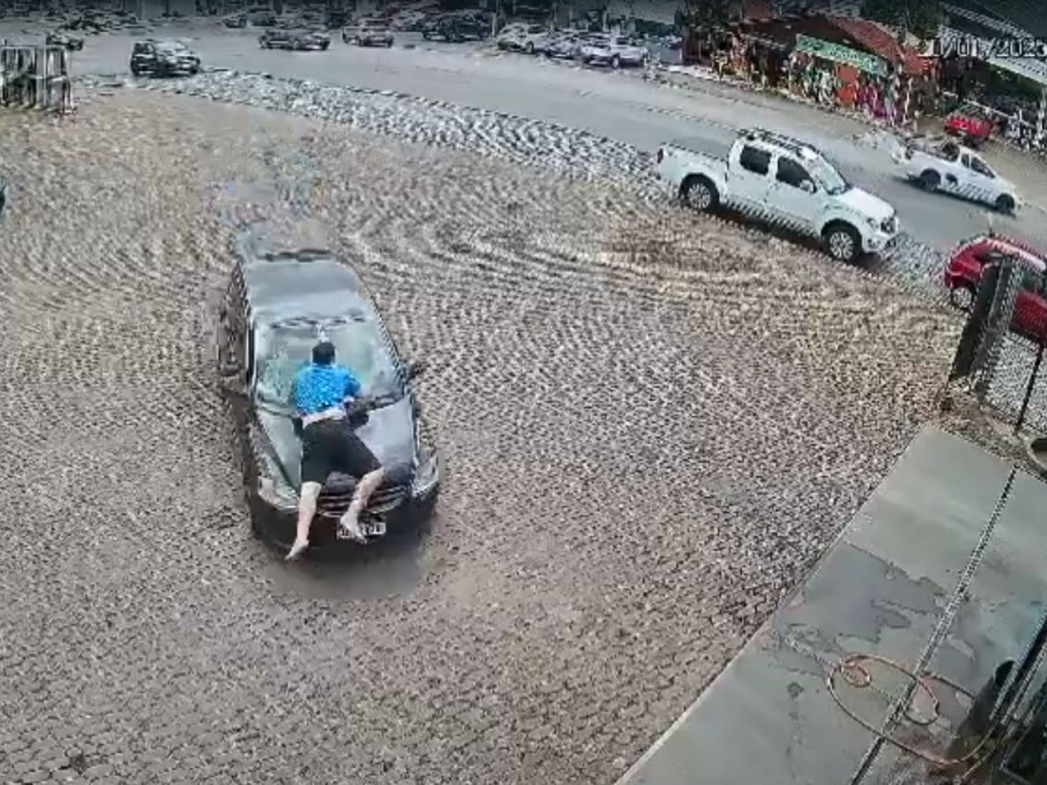 VÍDEO: Homem chega deitado sobre capô de carro em posto de gasolina da Serra gaúcha