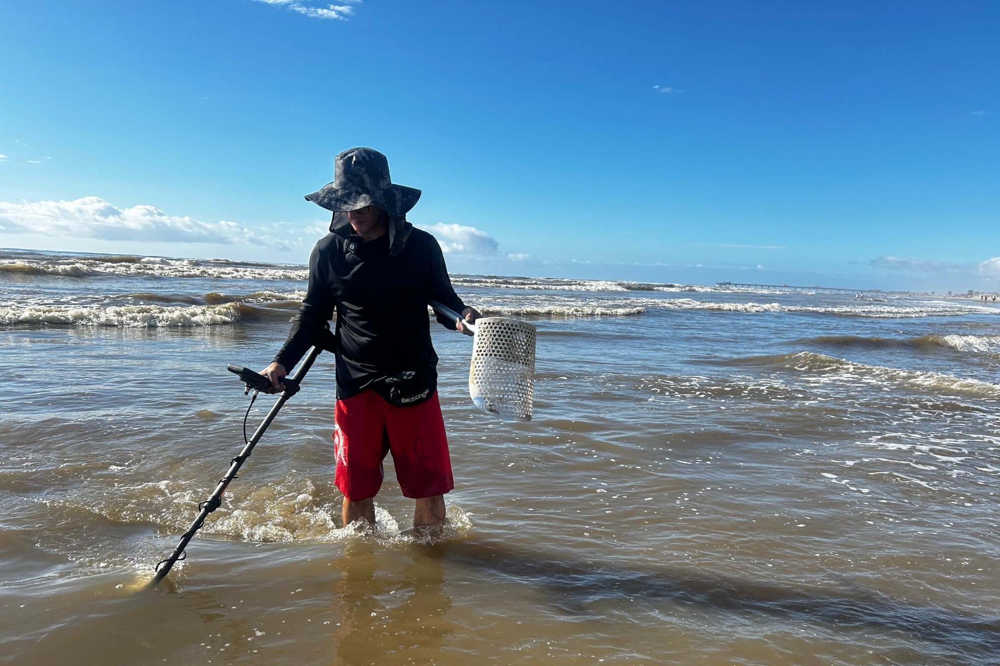Segurança de carro forte busca por "tesouros" nas praias de Tramandaí