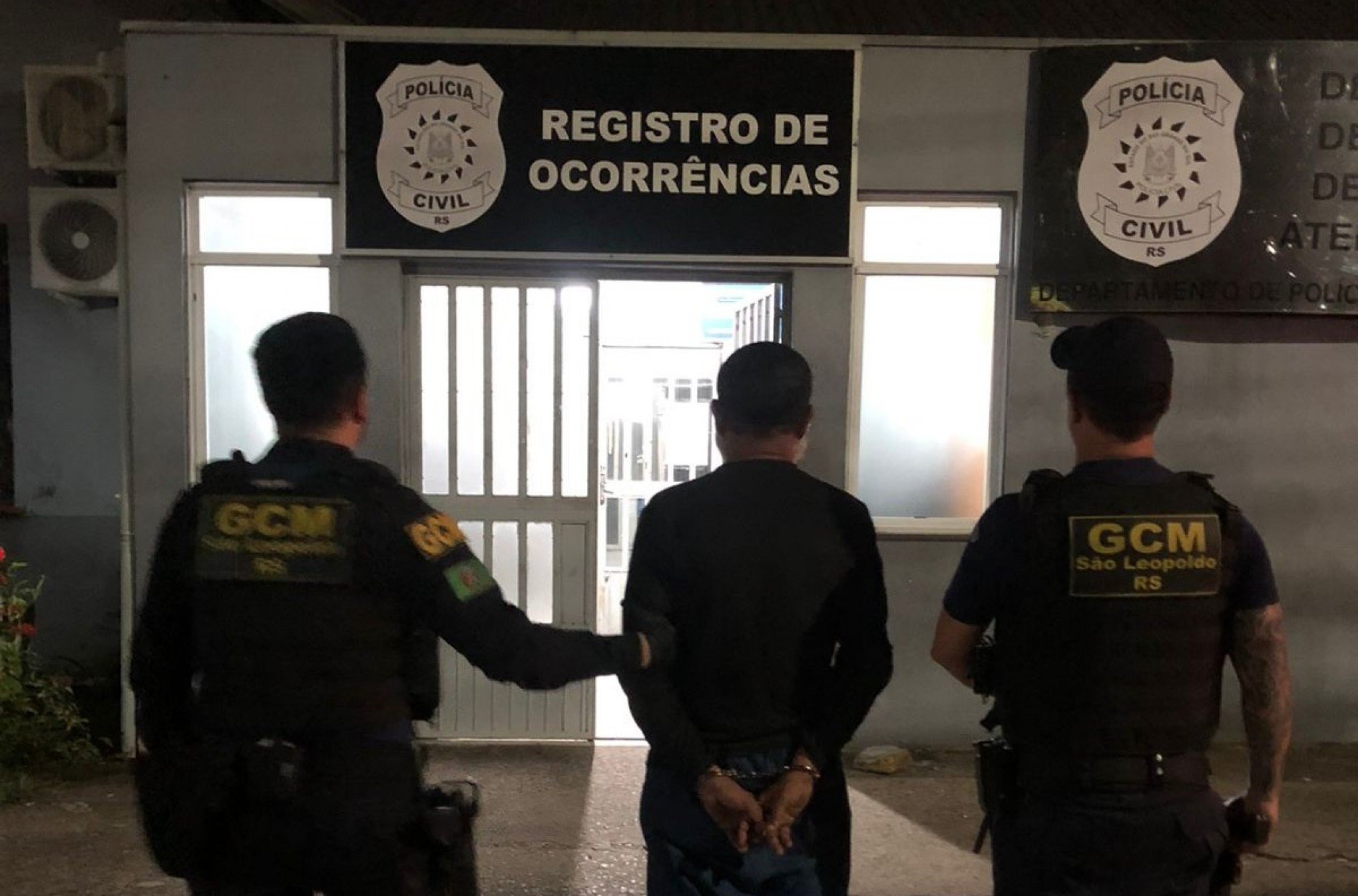 Homem em situação de rua que vendia livros sob os trilhos do trem era foragido por homicídio