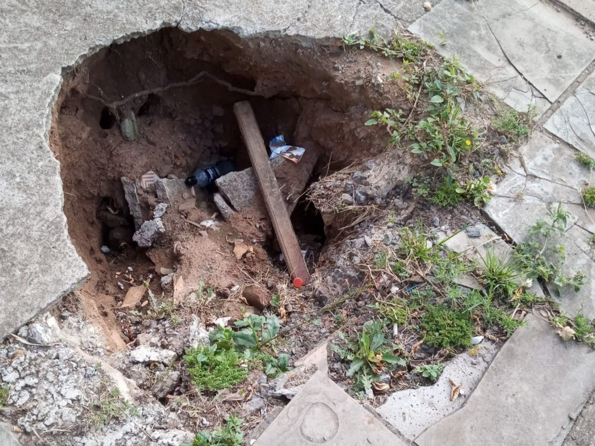 "É um perigo": buraco na calçada põe moradores em risco no bairro Estância Velha em Canoas