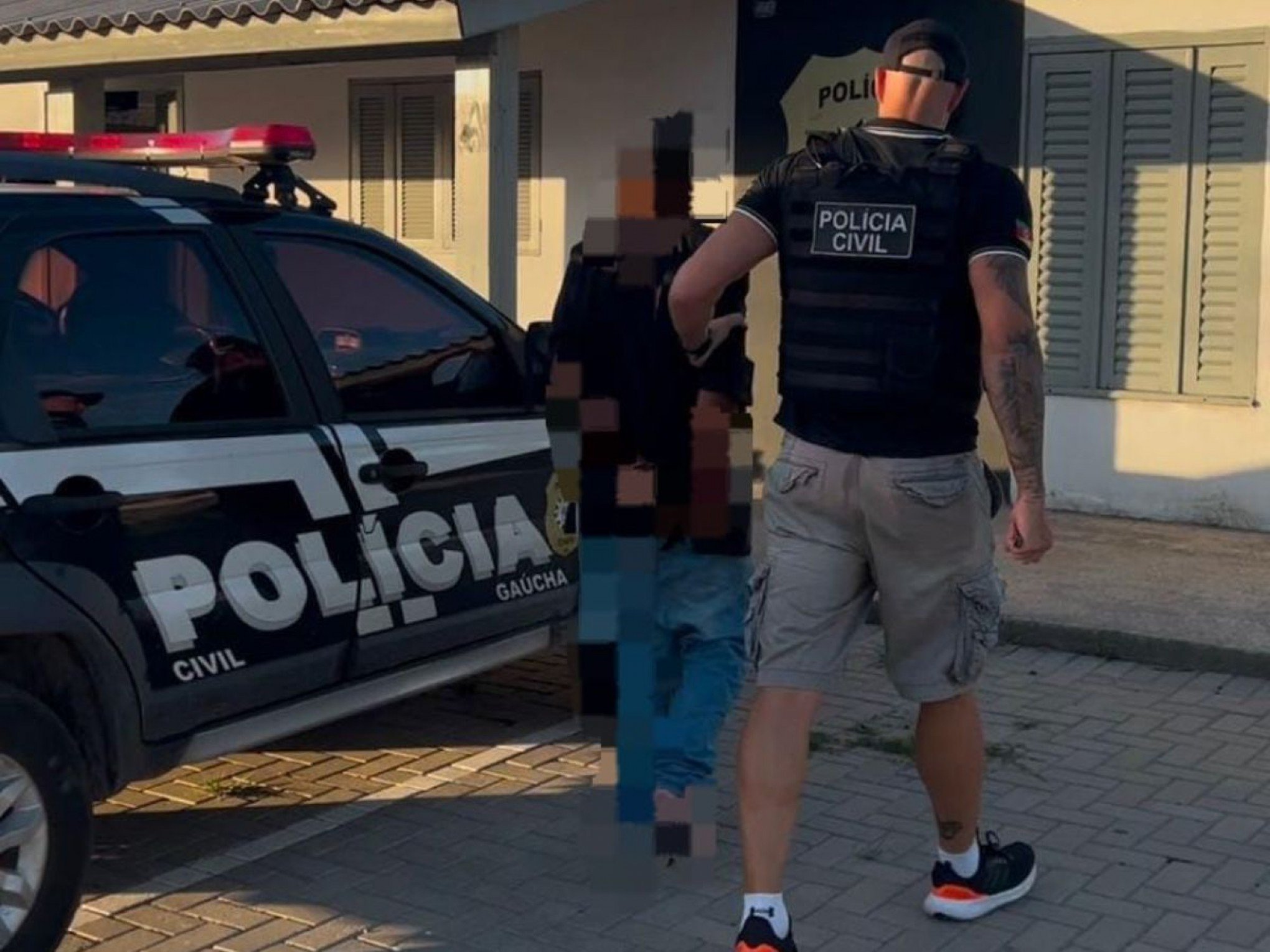 Pai agride filha adolescente com martelada na cabeça no litoral norte