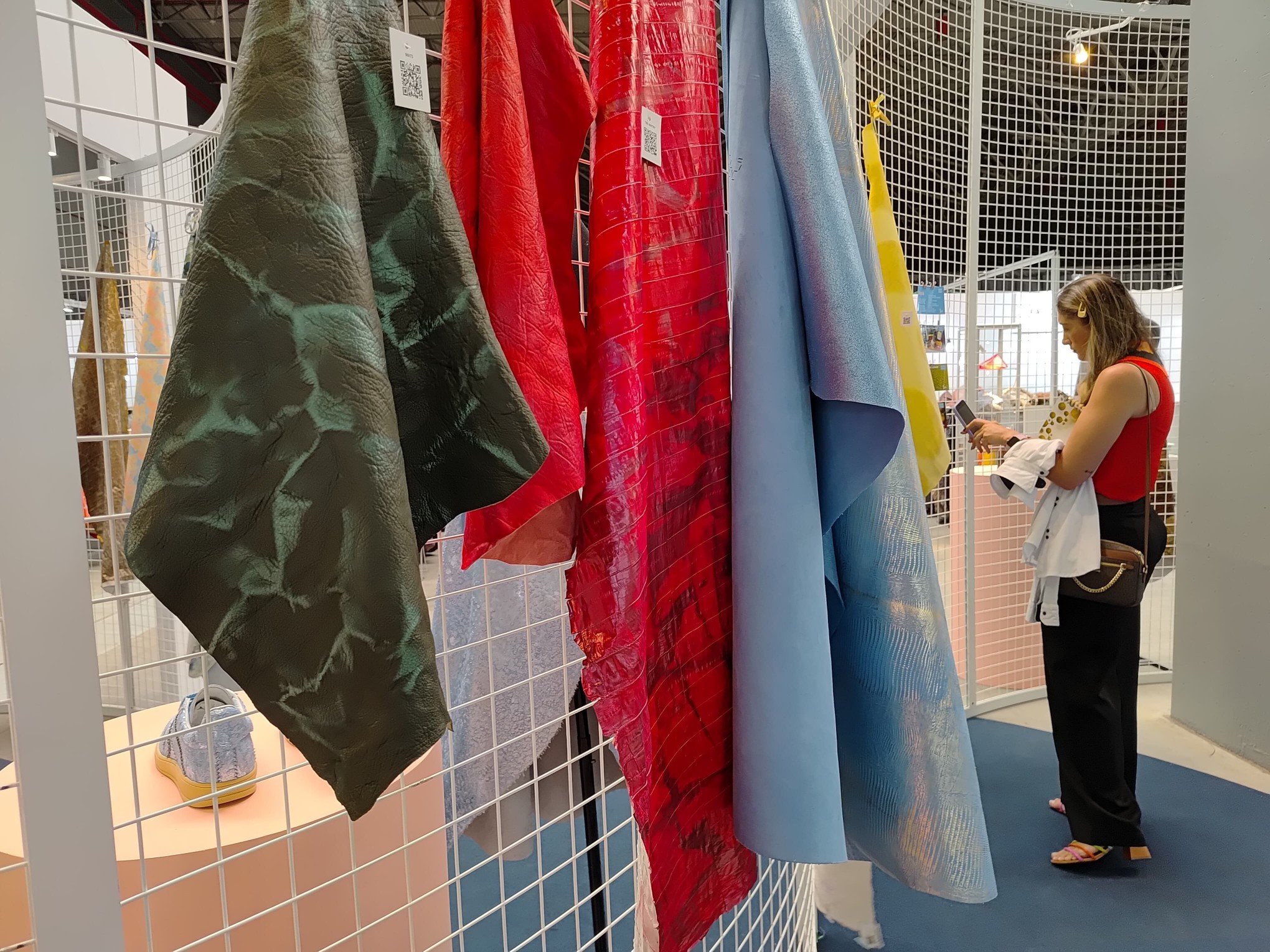 INSPIRAMAIS: Couro em evidência no salão que apresenta as novidades em design de materiais