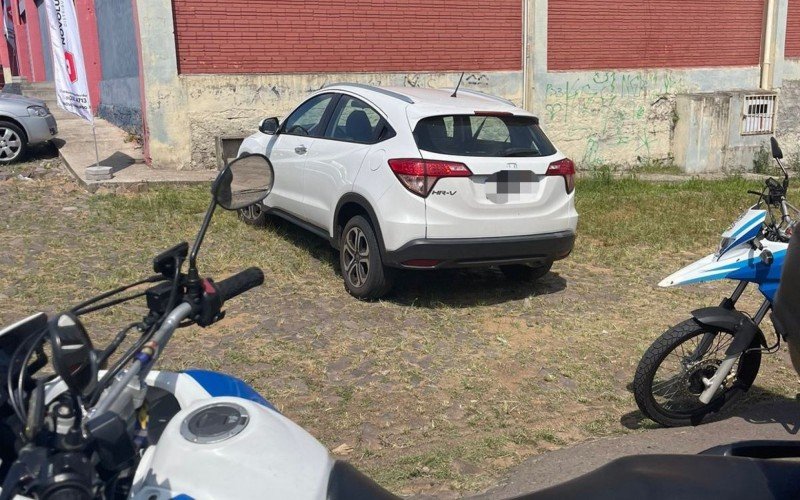 Carro foi tomado de motorista durante assalto no bairro Canudos | abc+