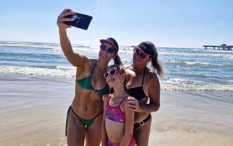 Cristiane Roseli e Alana aproveitaram o mar claro para fazer muitas fotos