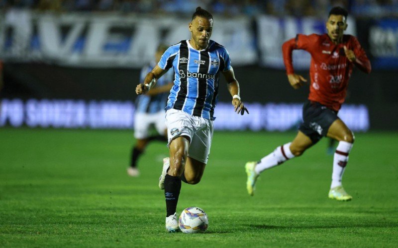 Melhor chance do Grêmio na partida foi com Braithwaite, que acertou a trave | abc+