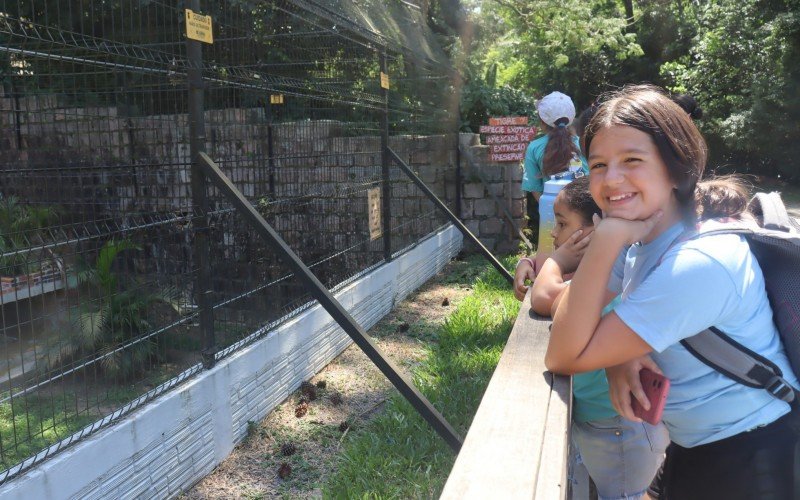 Maria Fernanda, 11 anos, foi pela primeira vez ao Zoo, junto com a ONG Fábrica de Sonhos | abc+