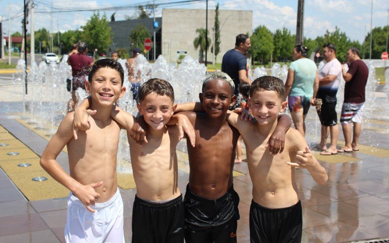 Davi e os amigos Caetano, Lorenzo e Pietro, curtindo a fonte luminosa no calorão de Campo Bom | abc+