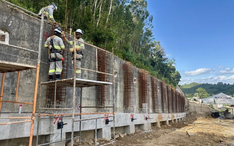 Obras de contenção da encosta no Três Pinheiros devem ser concluídas nos próximos meses