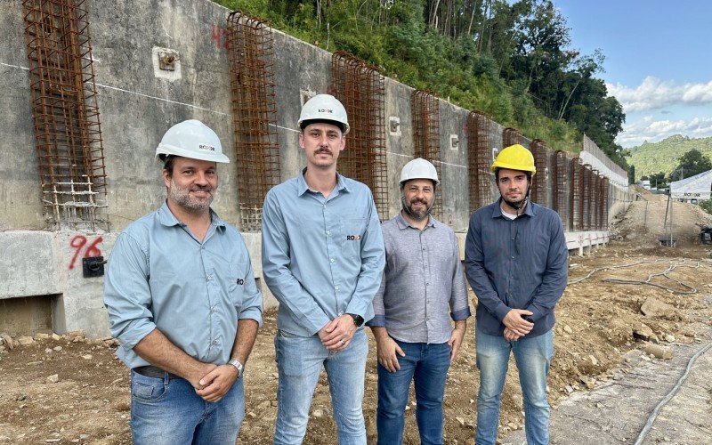 Equipe da Prefeitura de Gramado e da Roxor Engenharia em vistoria nas obras de contenção na localidade