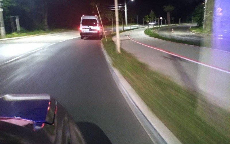 Van foi flagarda trafegando pela contramão na Av. Presidente Vargas, em Estância Velha, na noite da quarta-feira (22)