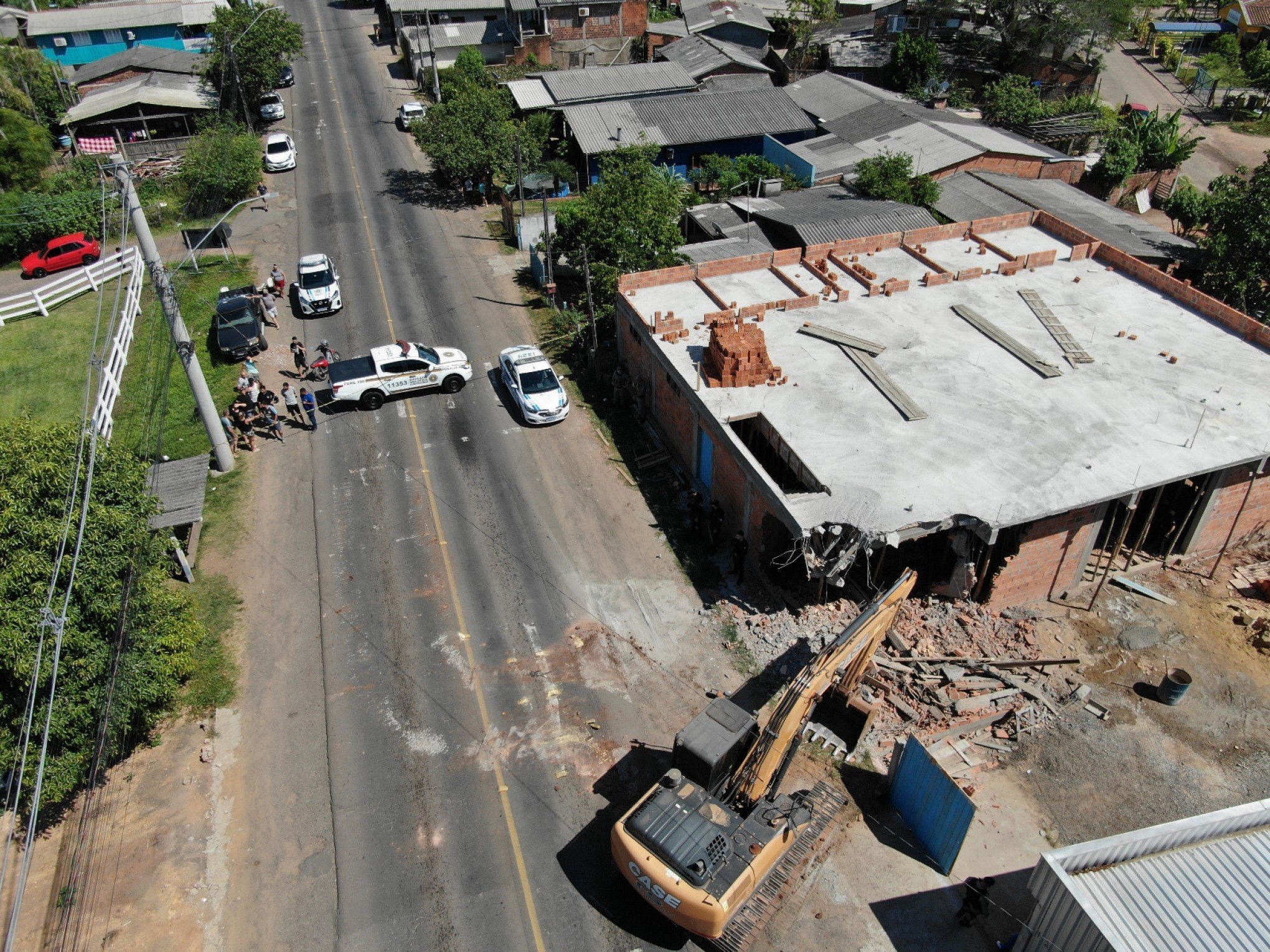 Imagens aéreas mostram antes e depois de construção demolida pela Prefeitura
