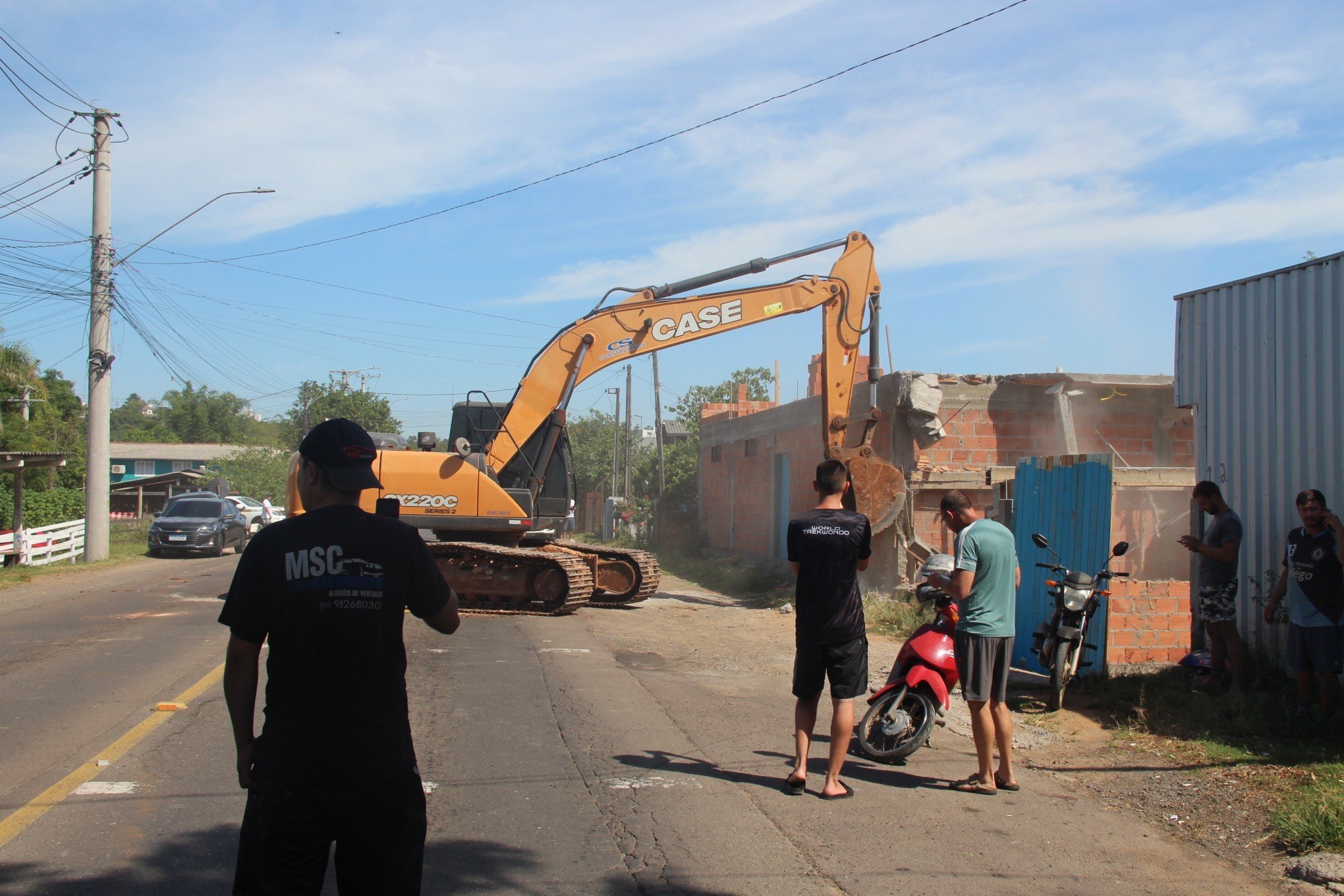 Saiba como está o trânsito na Estrada da Integração após demolição de construção às margens da via