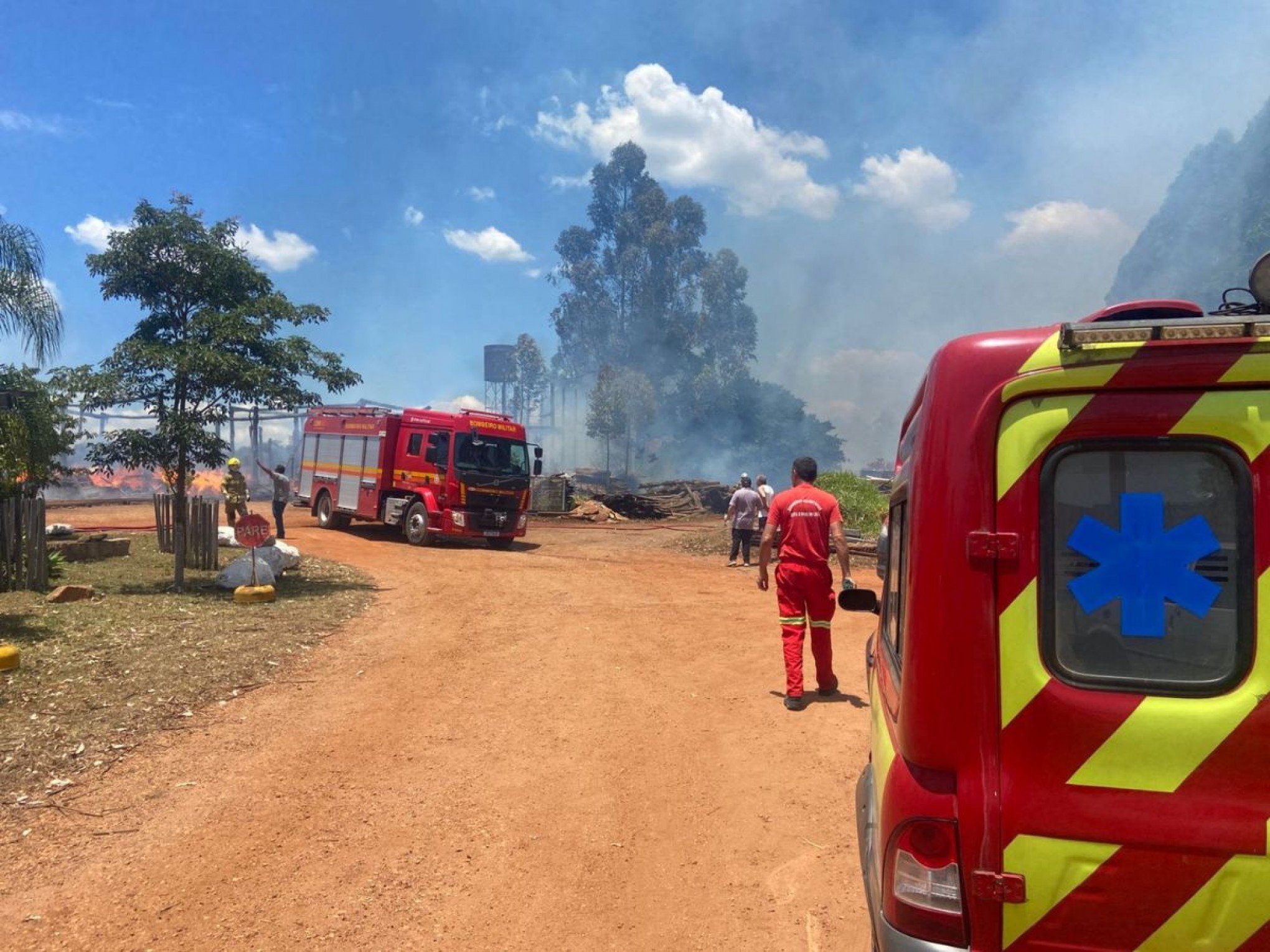 Incêndio que começou em cemitério se alastrou por serraria | abc+