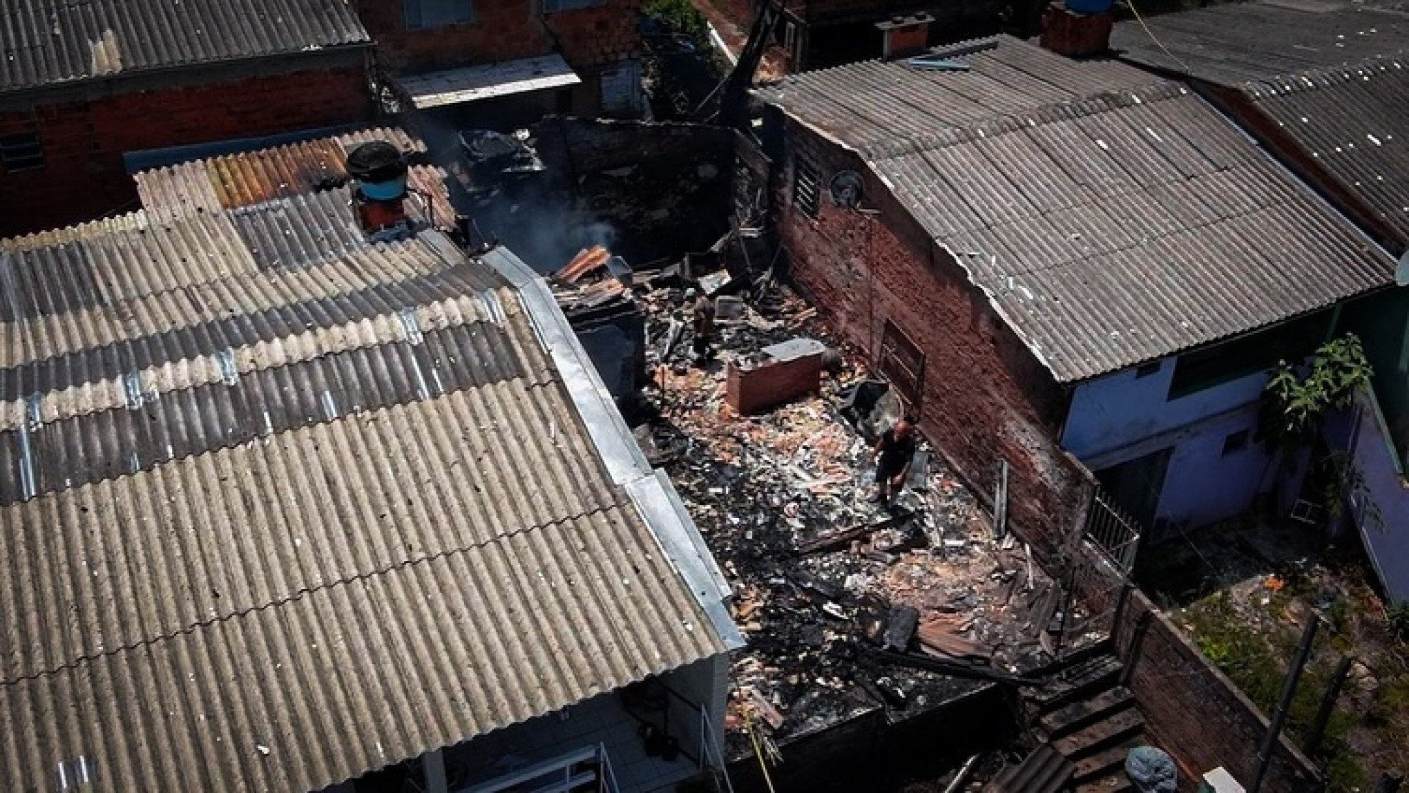 Família tem casa destruída por incêndio em Estância Velha