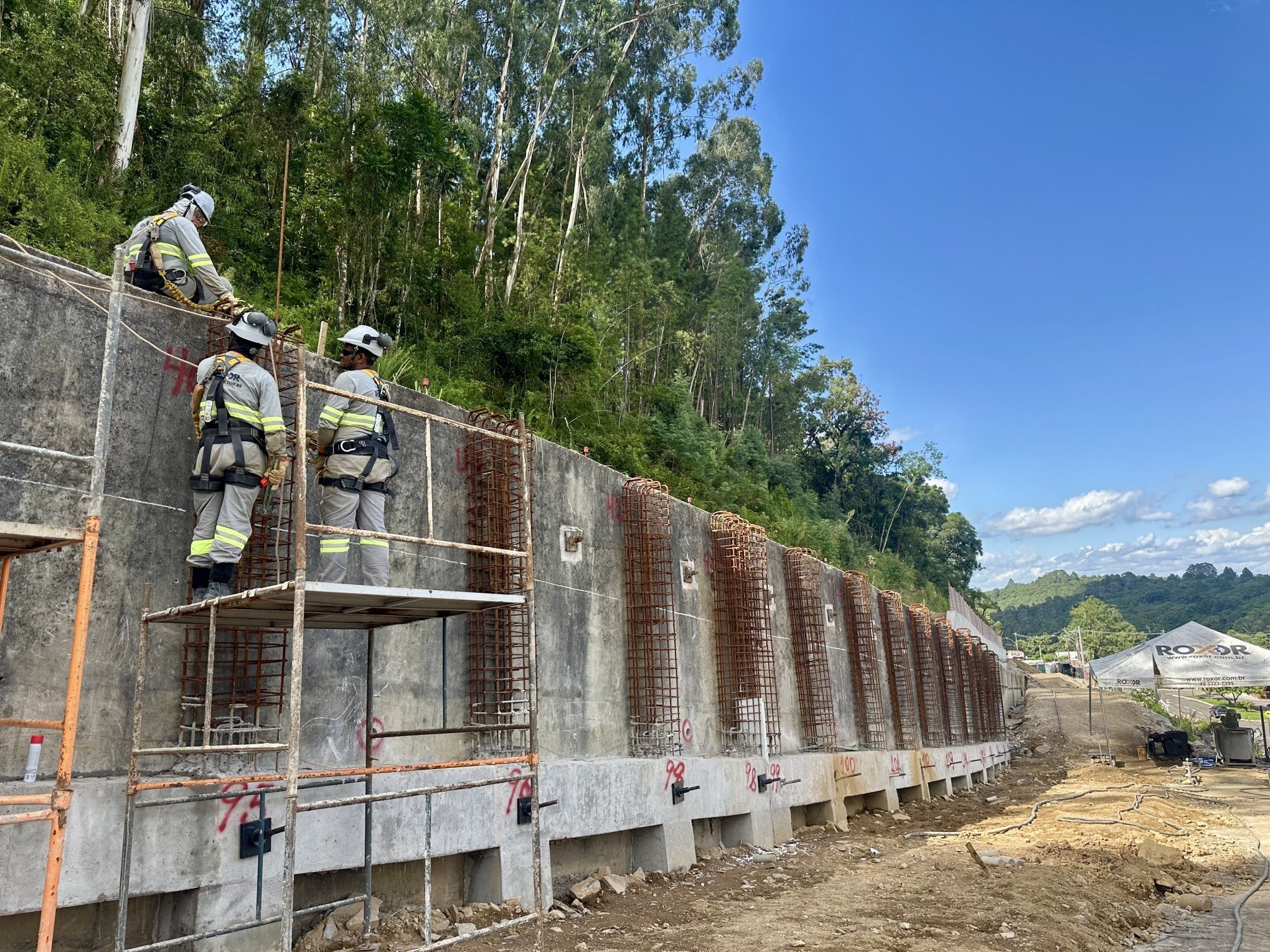 Muita água e solo frágil dificultam obras de contenção de morro no bairro Três Pinheiros