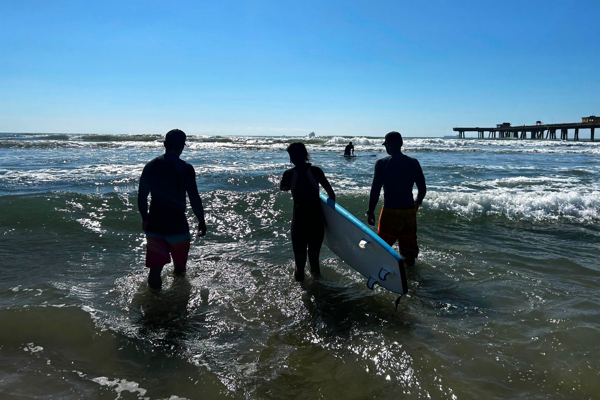 Amigos de infância buscam resgatar o surf nas ondas de Tramandaí
