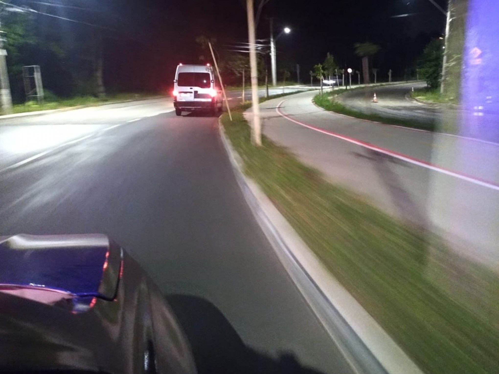 VÍDEO: Motorista é flagrado dirigindo van com passageiros pela contramão em importante avenida de Estância Velha