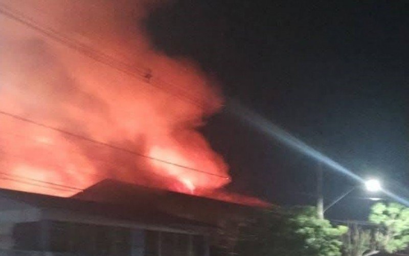 Bombeiros da cidade e também de Sapucaia e Canoas trabalharam na ocorrência | abc+