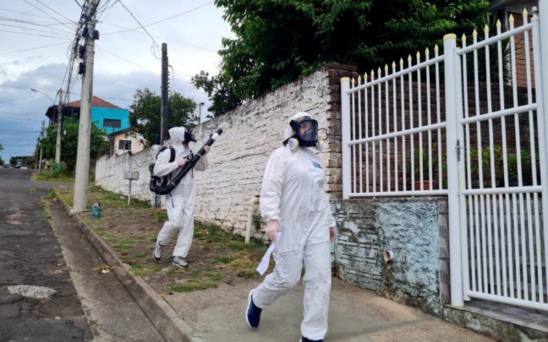 Vigilância em Saúde aplica inseticida contra o Aedes Aegypti (mosquito transmissor da dengue) no bairro Cohab Duque