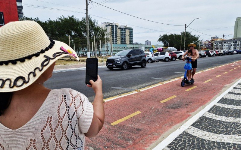 Fernanda aproveitou para fazer fotos do marido Jonatas e da filha Helena se divertindo com os patinetes