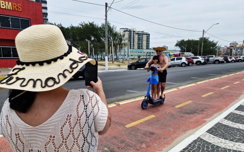 Fernanda aproveitou para fazer fotos do marido Jonatas e da filha Helena se divertindo com os patinetes | abc+