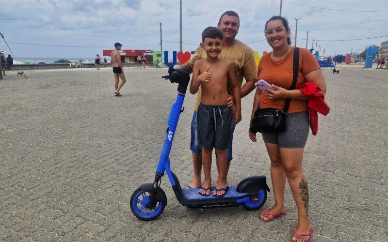 Gessica, Maicon e Braian também se divertiram com os patinetes