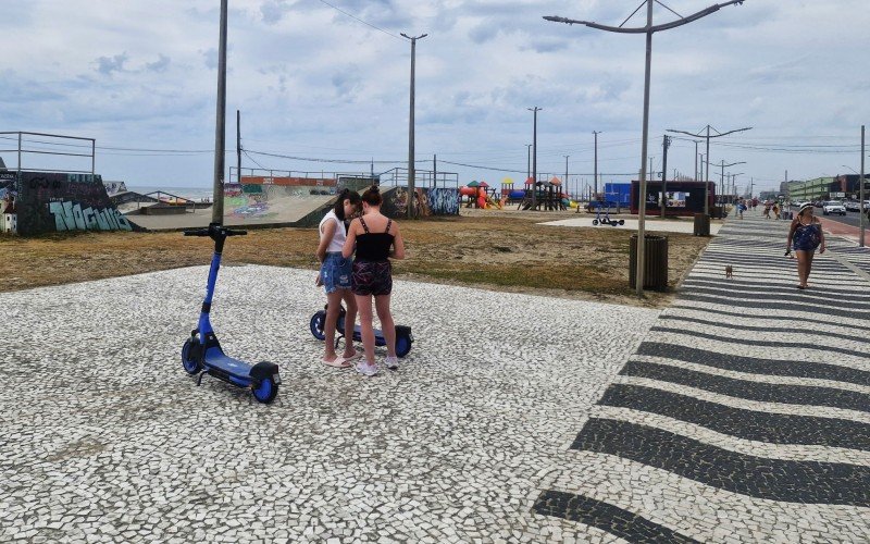 Gessica, Maicon e Braian também se divertiram com os patinetes