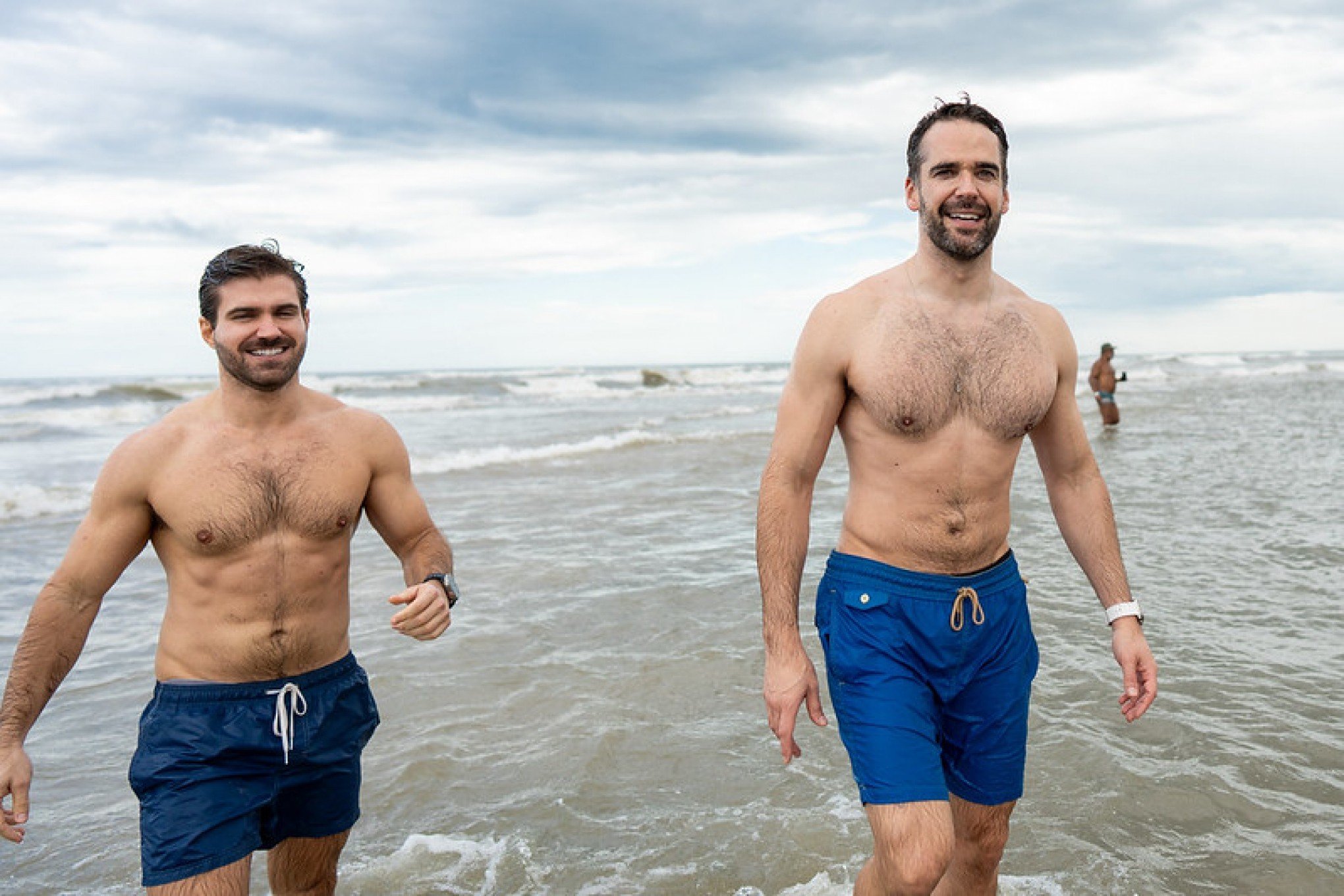 "O verão é aqui", diz Eduardo Leite ao aproveitar mar cristalino no litoral norte