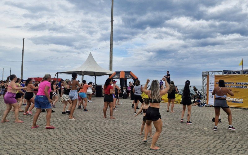 Orla da praia de Tramandaí recebeu o 1º Aulão de FitDance