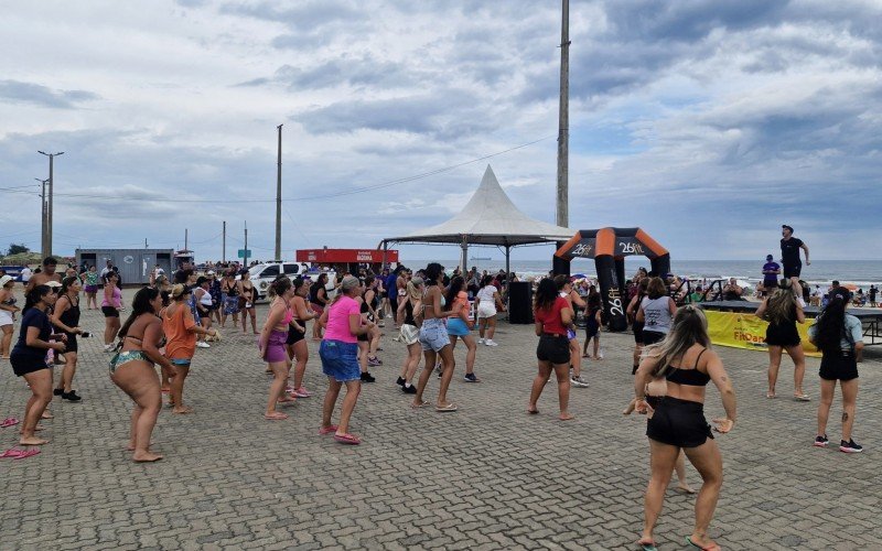 Orla da praia de Tramandaí recebeu o 1º Aulão de FitDance