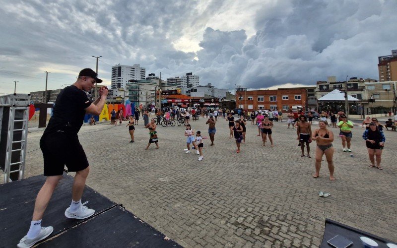 Orla da praia de Tramandaí recebeu o 1º Aulão de FitDance