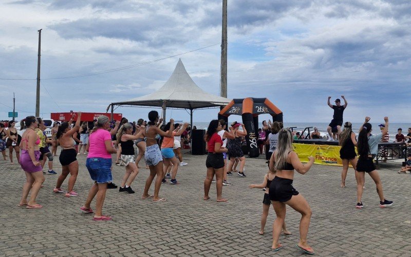Orla da praia de Tramandaí recebeu o 1º Aulão de FitDance