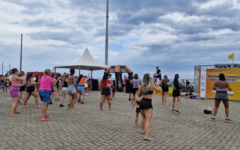 Orla da praia de Tramandaí recebeu o 1º Aulão de FitDance