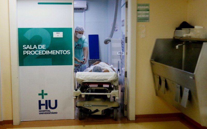 Médicos terceirizados do Hospital Universitários aguardam remuneração de novembro