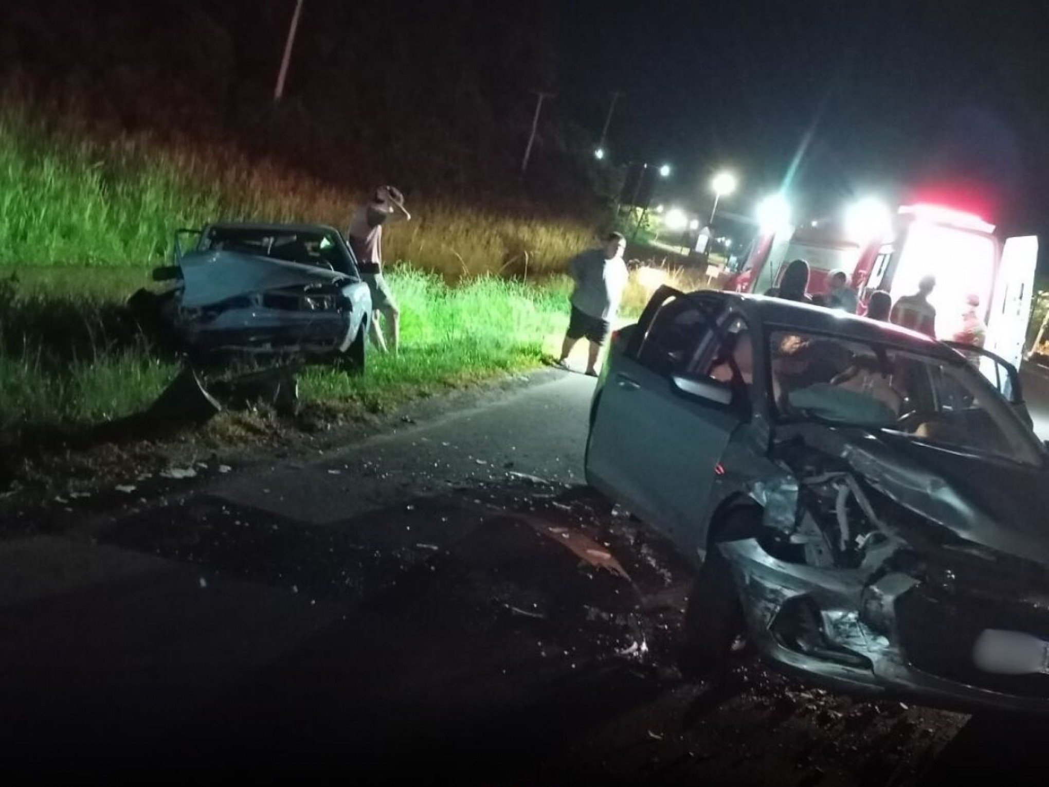 Criança e adolescente vão para hospital após carro ser atingido por veículo que invadiu pista contrária