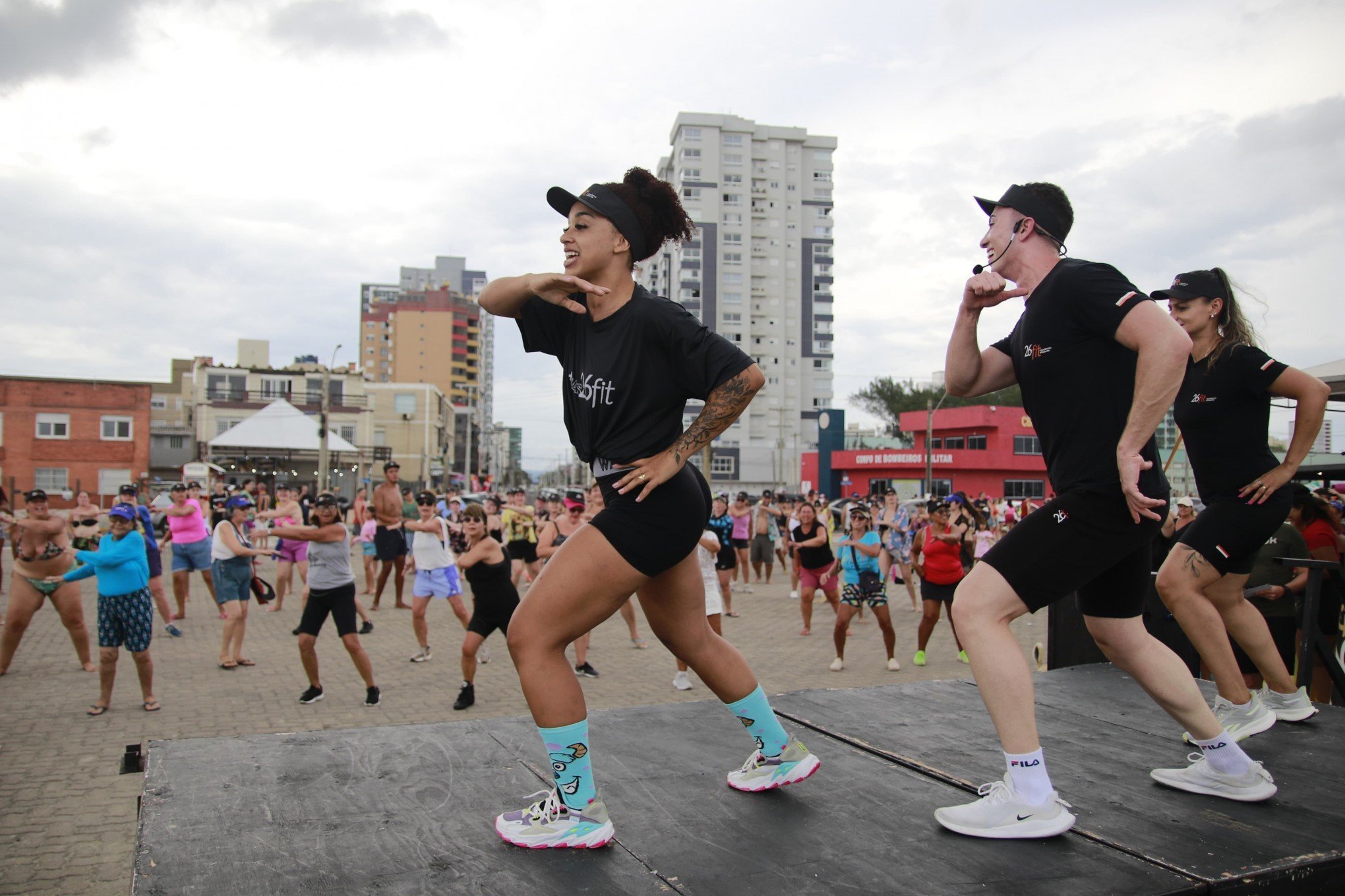 1º Aulão de FitDance do Grupo Sinos agita Tramandaí com dança e energia na orla