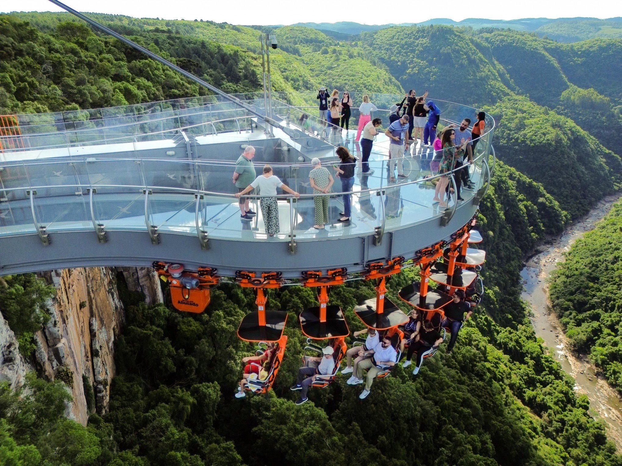 Quem pode ganhar 50% de desconto para o Parque Skyglass com uma das maiores plataformas de vidro do mundo
