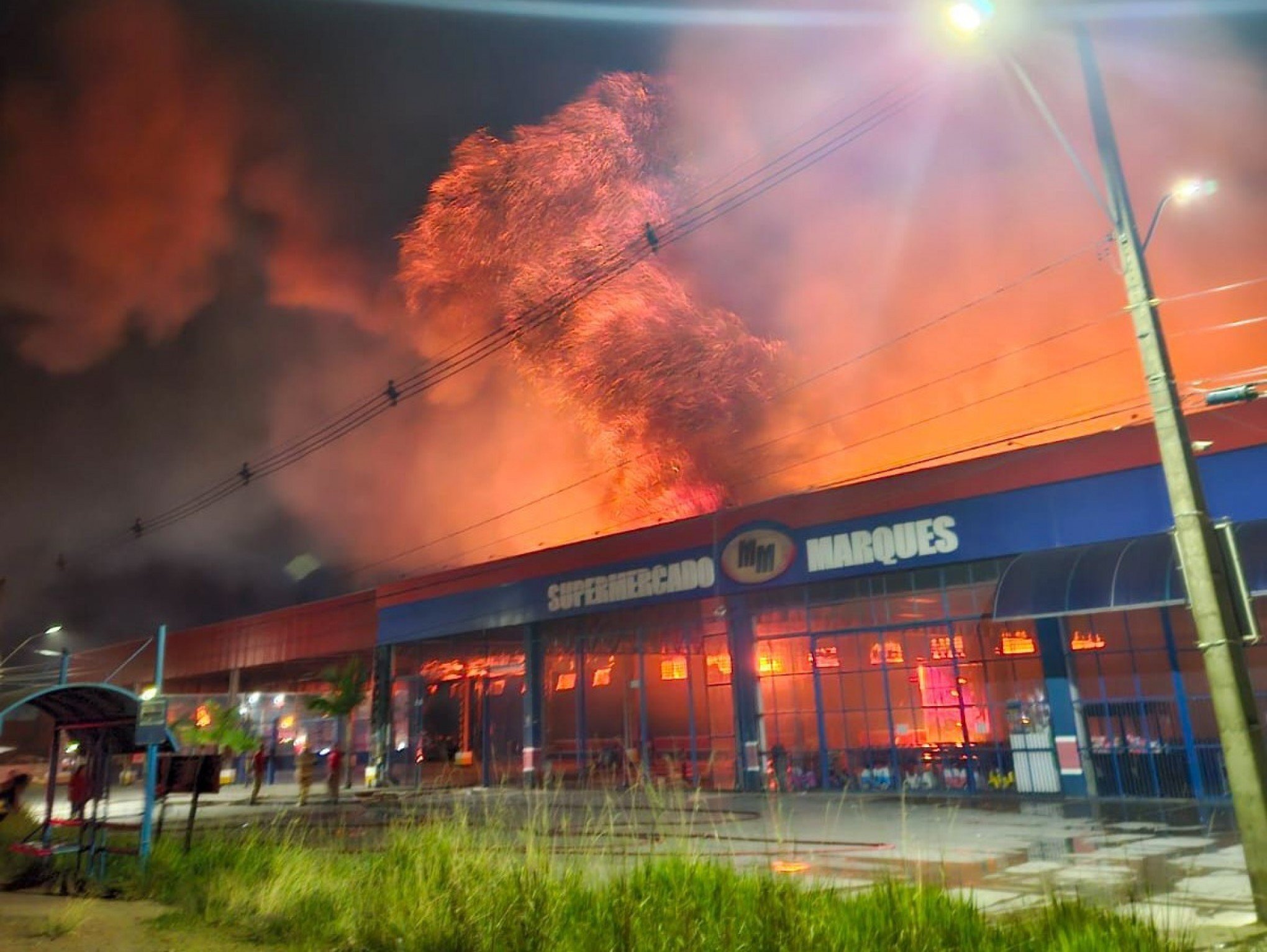 Supermercado às margens da BR-116 é destruído por incêndio de grandes proporções