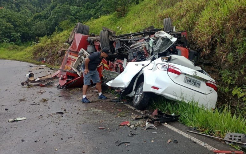 Cinco pessoas morreram no acidente grave entre caminhão do Corpo de Bombeiros e um carro na RSC-453, na Rota do Sol | abc+