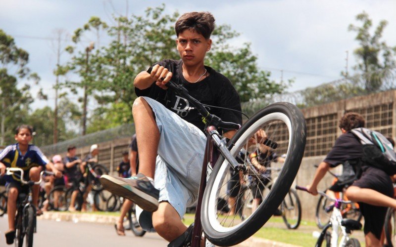 Jovens se reúnem em evento de manobras de bicicleta | abc+