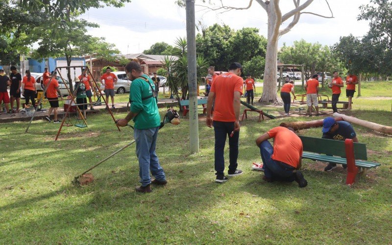 Corte de grama e pintura entre as ações realizadas na praça 