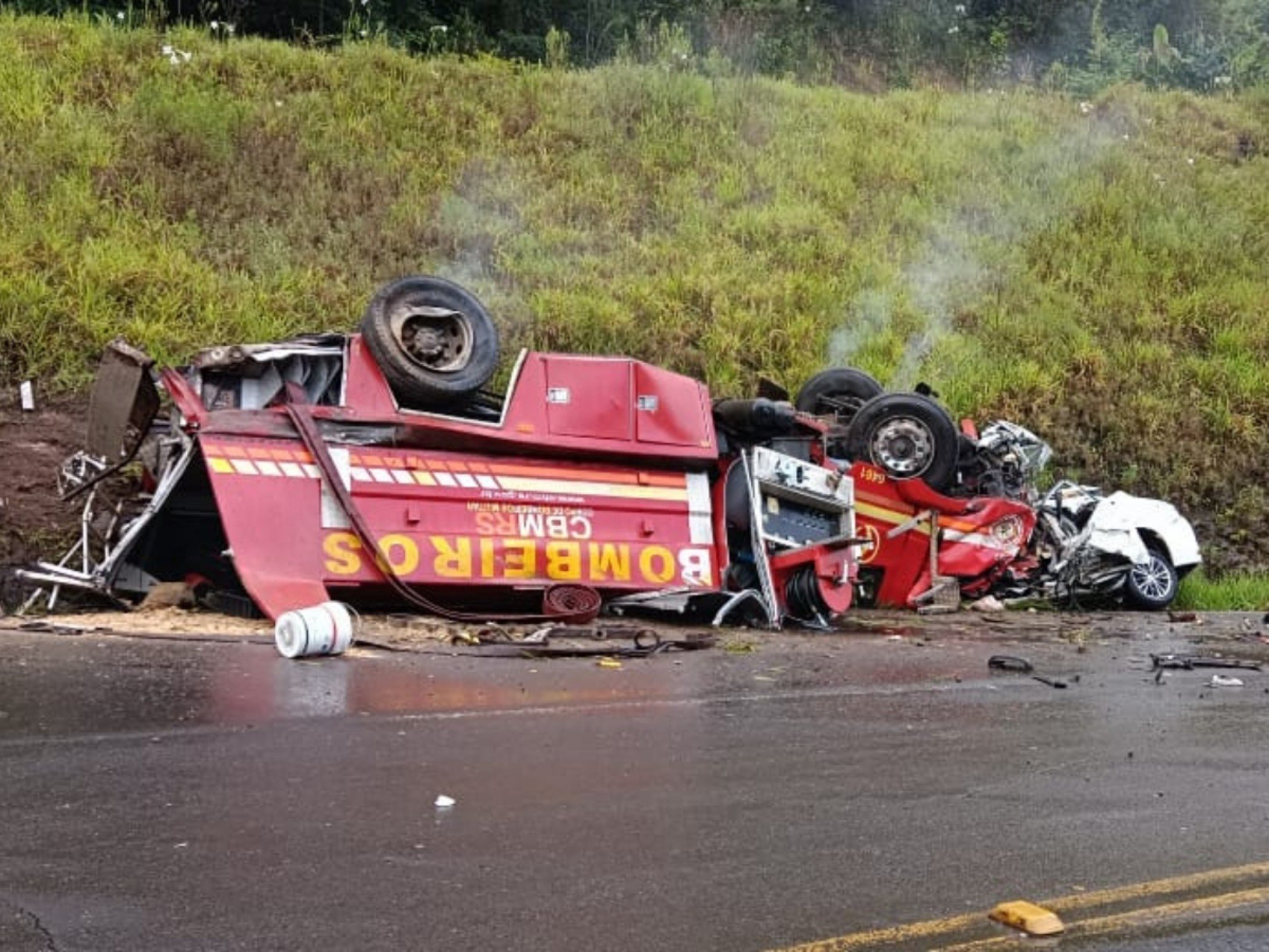 Veículo do Corpo de Bombeiros e carro colidem em grave acidente na RSC-453