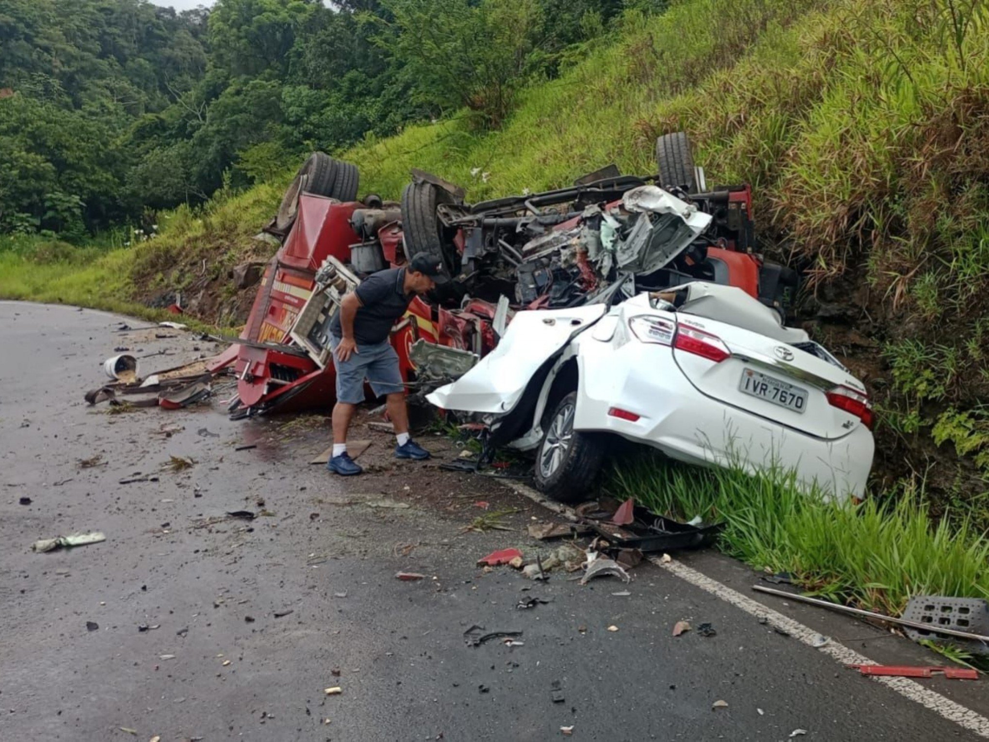 Cinco pessoas morrem em grave acidente envolvendo veículo do Corpo de  Bombeiros e carro na RSC-453; criança está entre as vítimas, image size:2040x1530