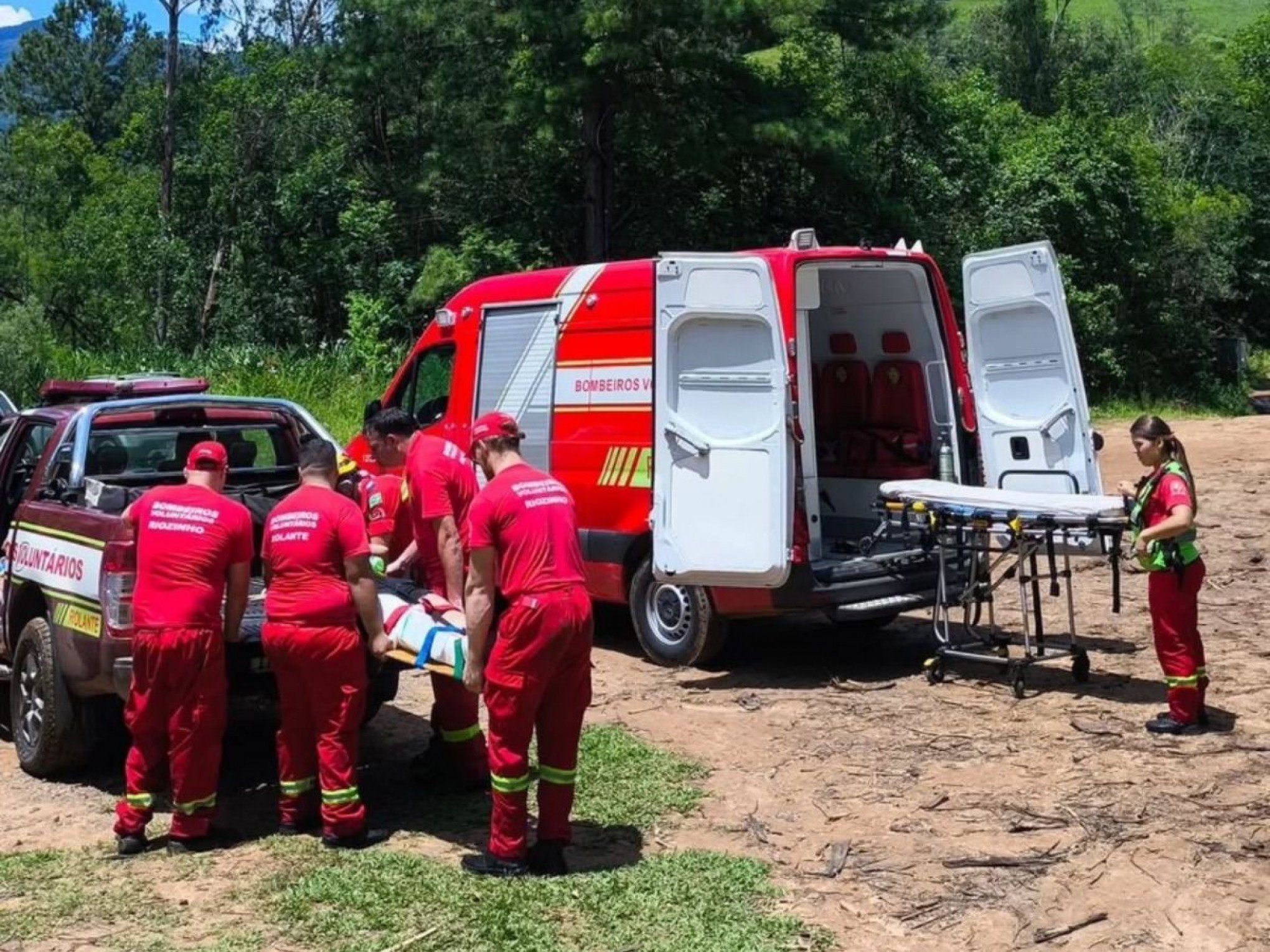 Turistas sofrem fraturas após queda em conhecida cascata da região; veja fotos do resgate