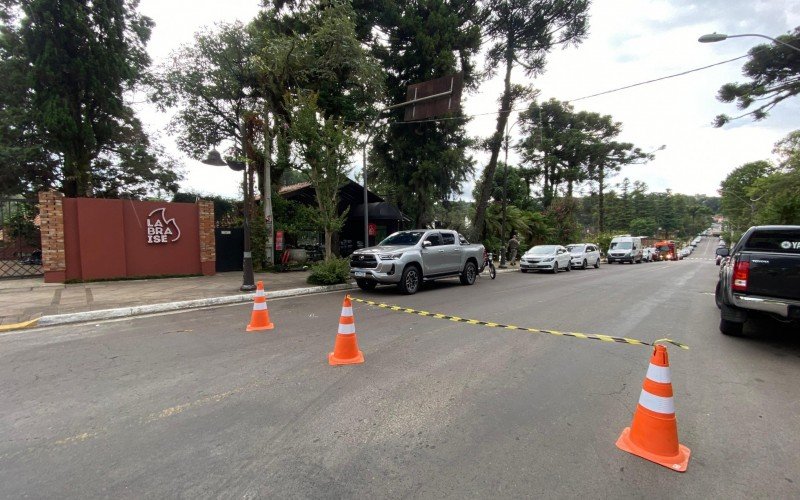 Bloqueio da Rua Leopoldo Lied, após morte em lago