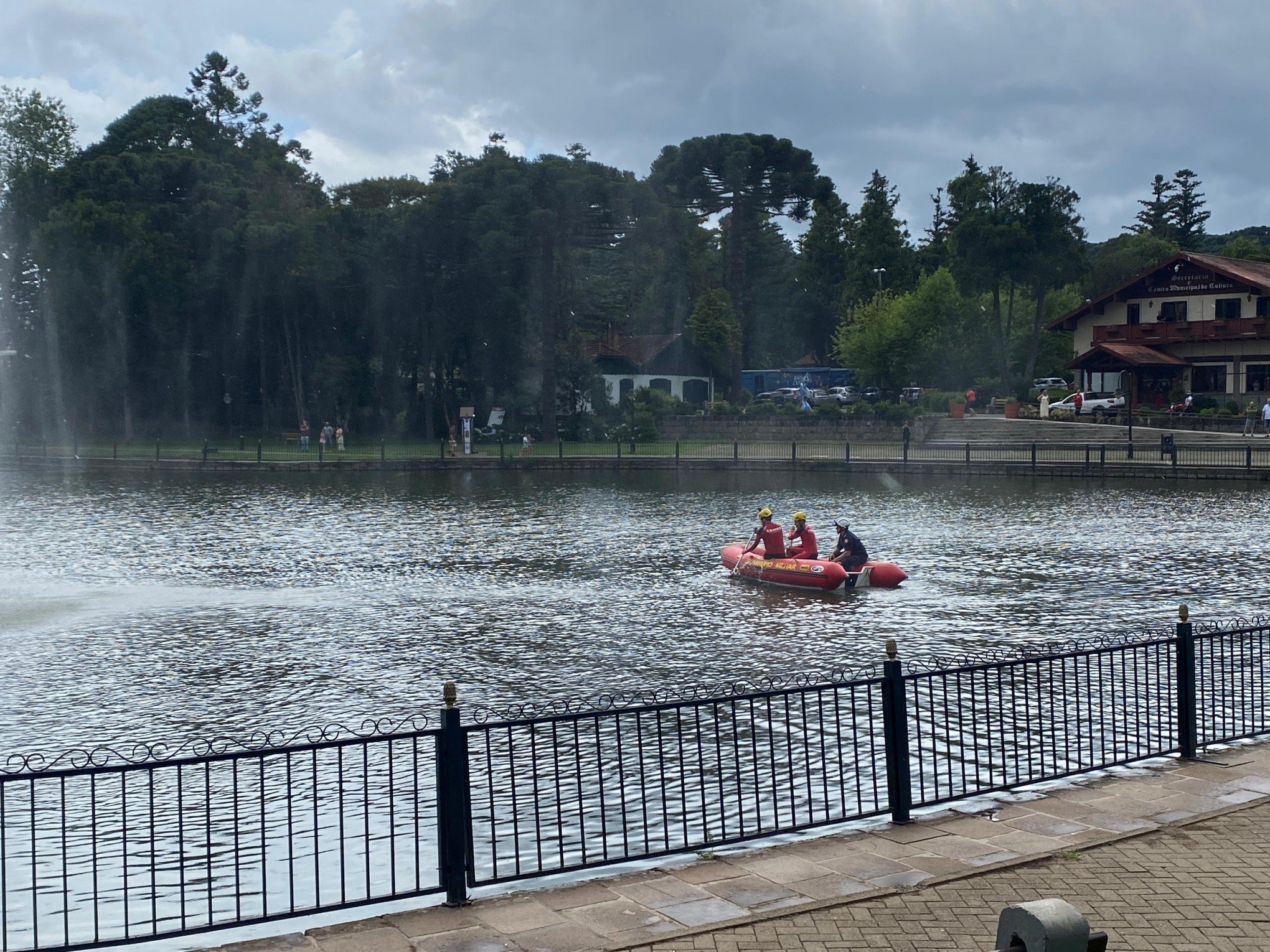 Corpo é encontrado em lago de Gramado e bombeiros fazem operação de resgate