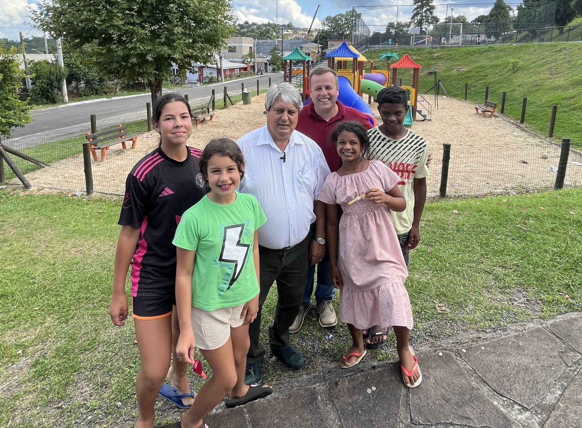 Praça no bairro Várzea Grande ganha primeira quadra de basquete três contras três da cidade