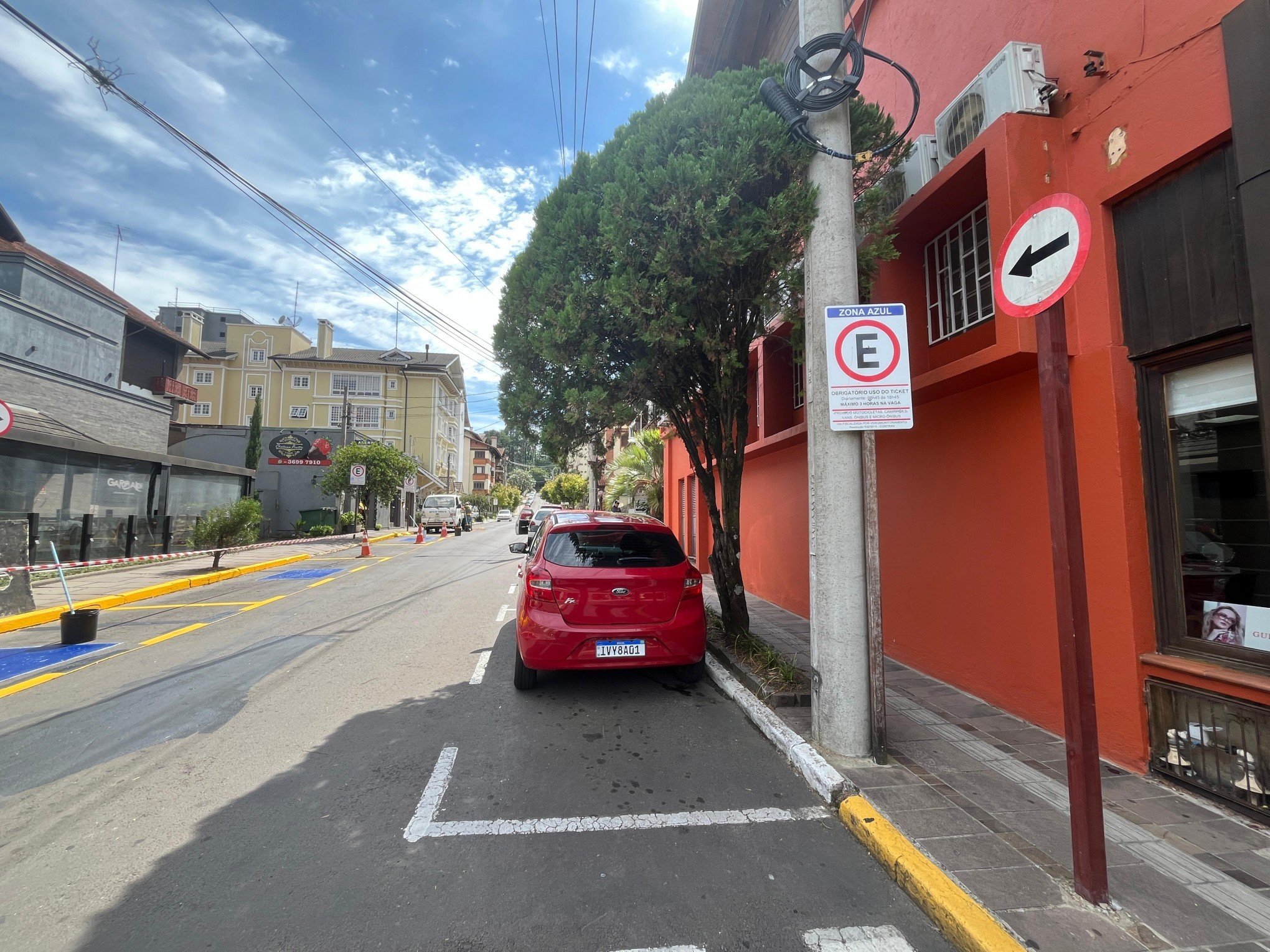 Rua da área central de Gramado que teve alteração no Natal Luz volta ao sentido original; confira