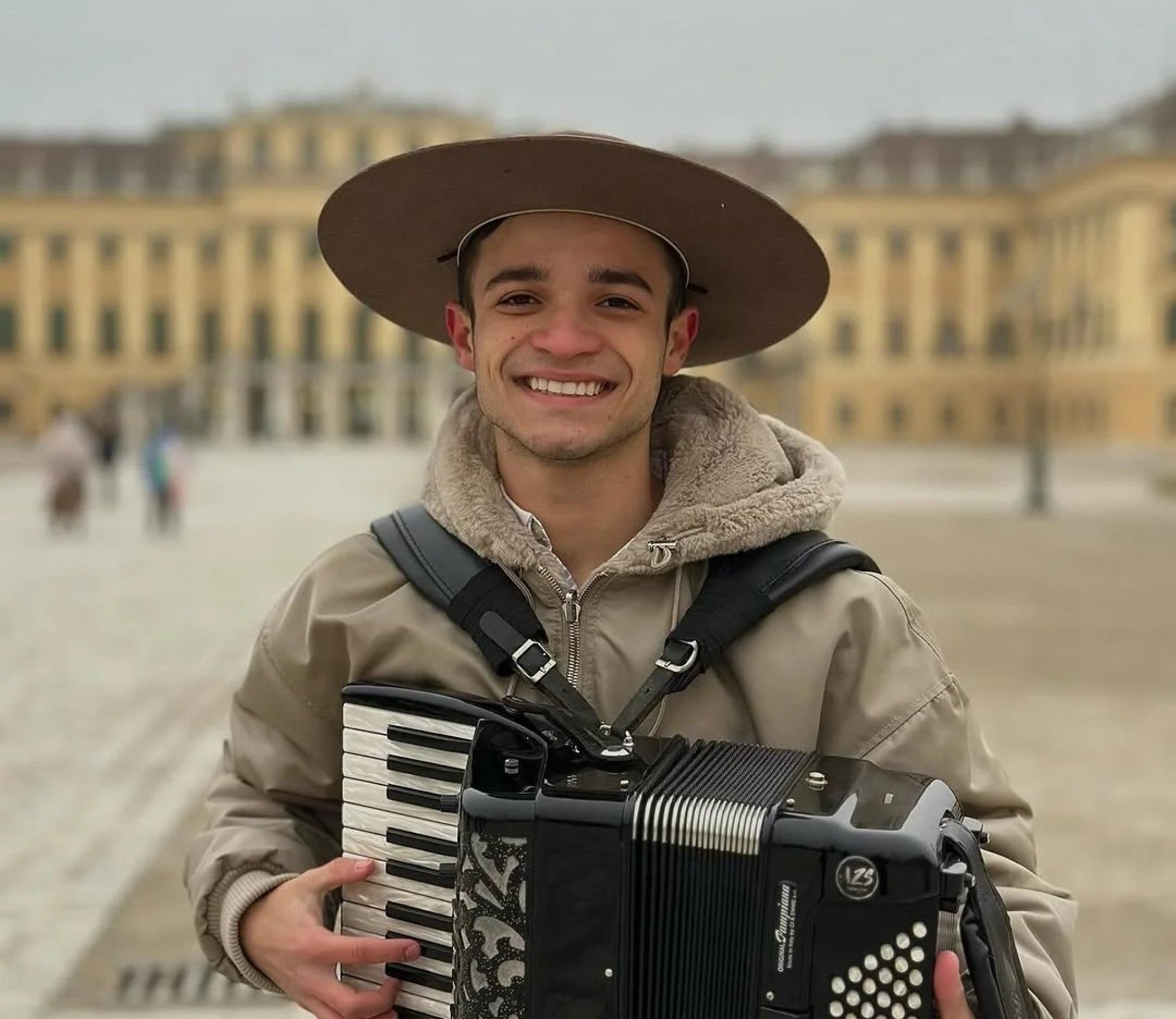 Jovem de Estância Velha que venceu The Voice Kids está em turnê na Europa